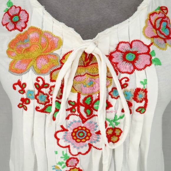 Johnny Was JWLA Top Womens Small White Floral Embroidery T-shirt Pockets Whimsy - Picture 10 of 14